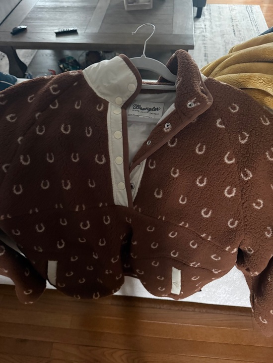 Cozy Brown Sherpa Jacket with White Horseshoe Print - Wrangler sherpa - Picture 4 of 10